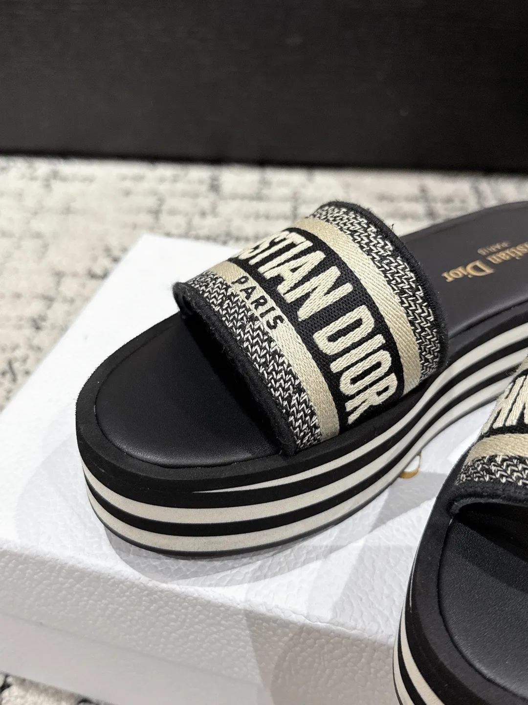 👟👟Ex-factory price 440👟👟 DIOR Dway fabric embroidered logo open toe 7cm thick sole one-word strap slippers CD letter logo three-dimensional embroidery thick bottom round toe open toe slippers The original development of the top version on the market, soft and delicate foot feel, extremely comfortable.  ✔️Upper: imported electro-embroidered cotton technical fabric ✔️Inner lining: water-dyed cowhide foot pad lining ✔️Outsole: original combination outsole ✔️Sole thickness: 7cm ✔️Size: #35-41 (40.41. Customized, non-refundable and non-exchangeable)